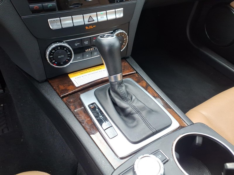 Mercedes-Benz C-Class Vehicle Full-screen Gallery Image 19