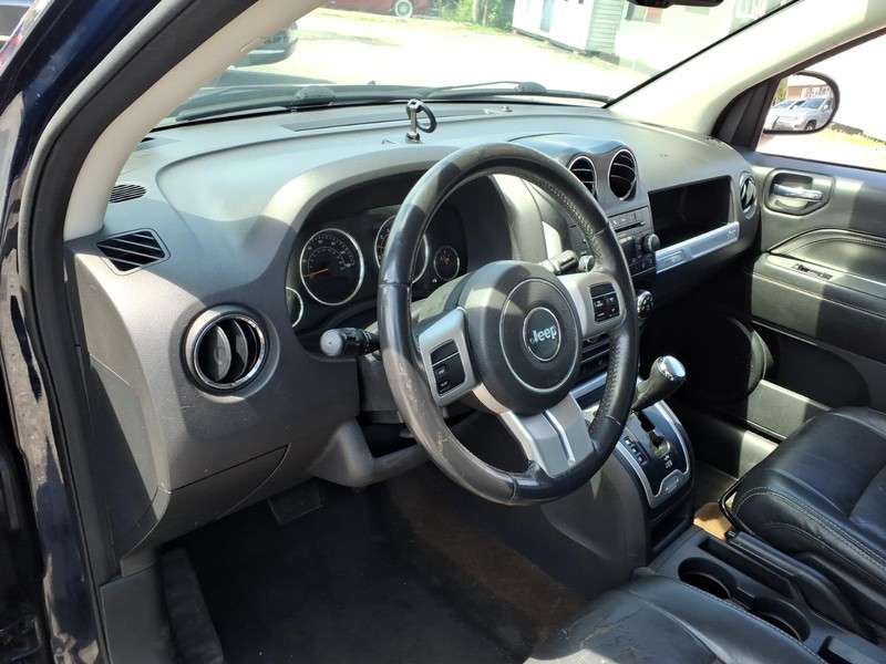 Jeep Compass Vehicle Full-screen Gallery Image 10