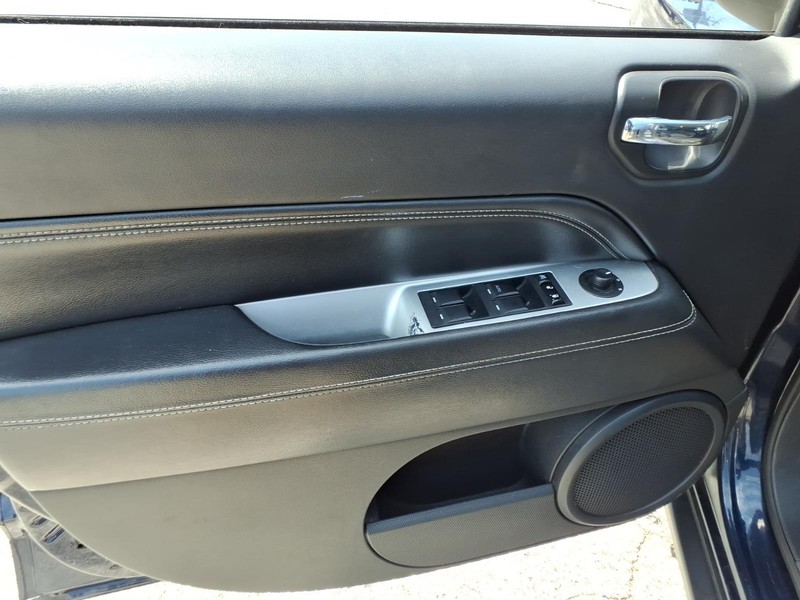 Jeep Compass Vehicle Full-screen Gallery Image 11