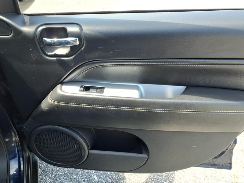 Jeep Compass Vehicle Full-screen Gallery Image 16