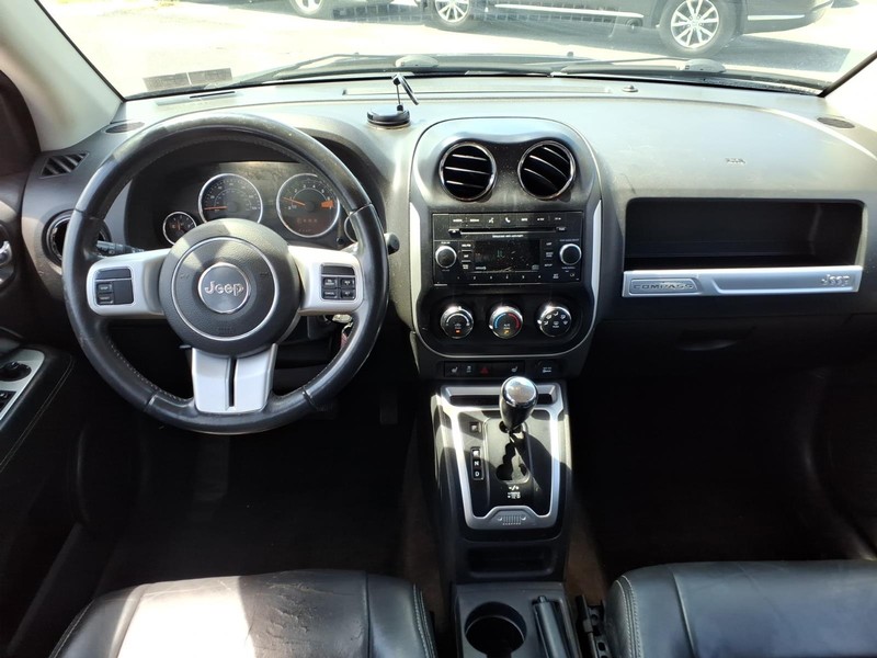 Jeep Compass Vehicle Full-screen Gallery Image 17