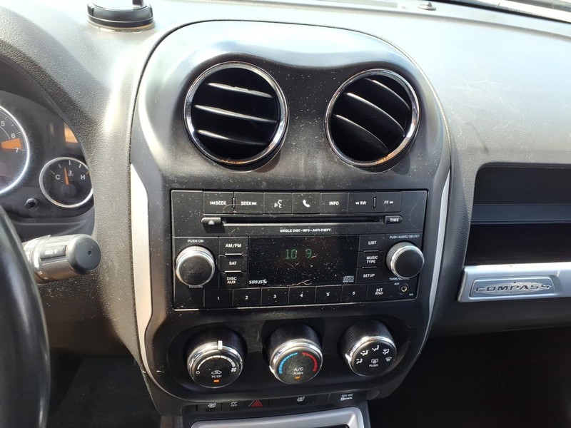 Jeep Compass Vehicle Full-screen Gallery Image 18