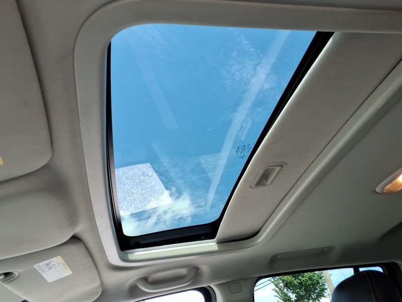 Jeep Compass Vehicle Full-screen Gallery Image 20
