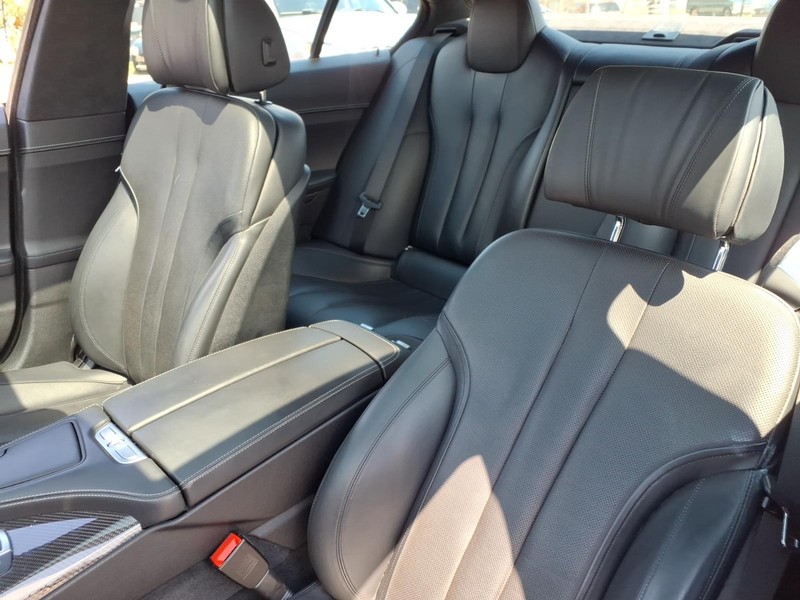BMW 6 Series Vehicle Full-screen Gallery Image 11