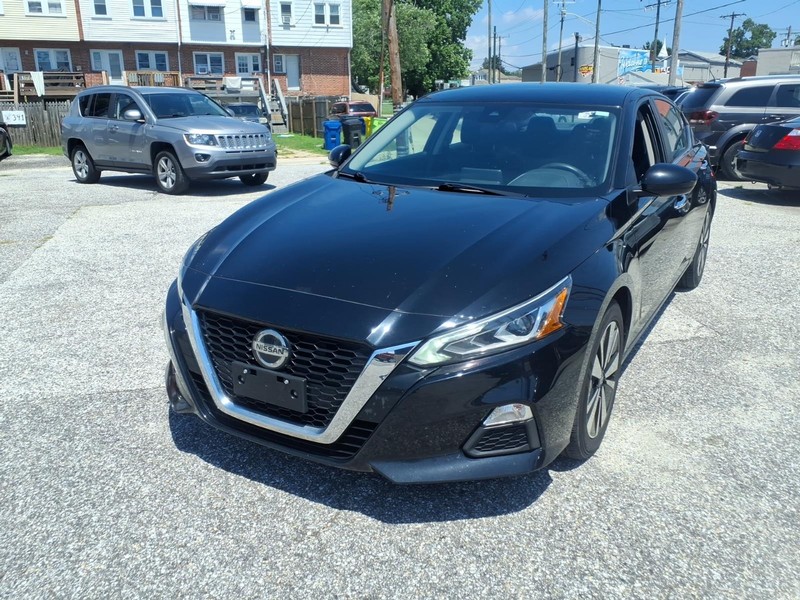 Nissan Altima Vehicle Full-screen Gallery Image 02