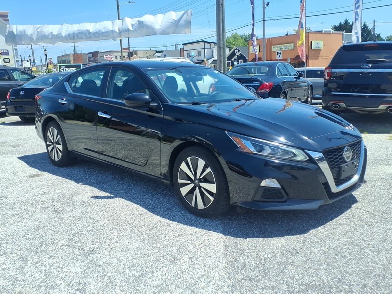Nissan Altima Vehicle Full-screen Gallery Image 03