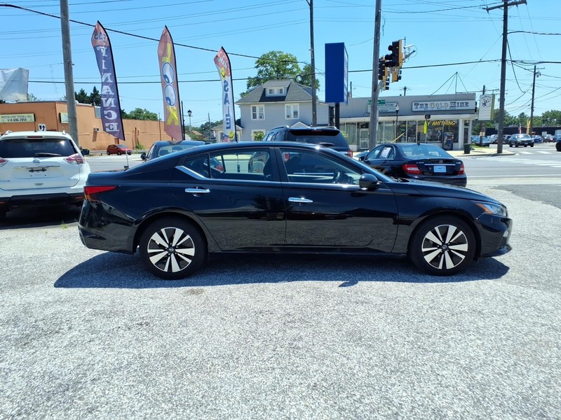 Nissan Altima Vehicle Full-screen Gallery Image 04
