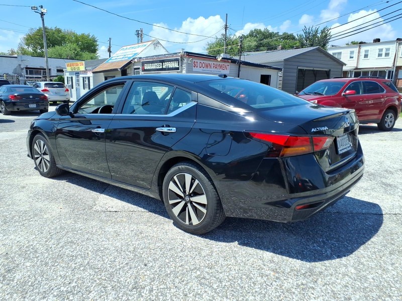 Nissan Altima Vehicle Full-screen Gallery Image 06