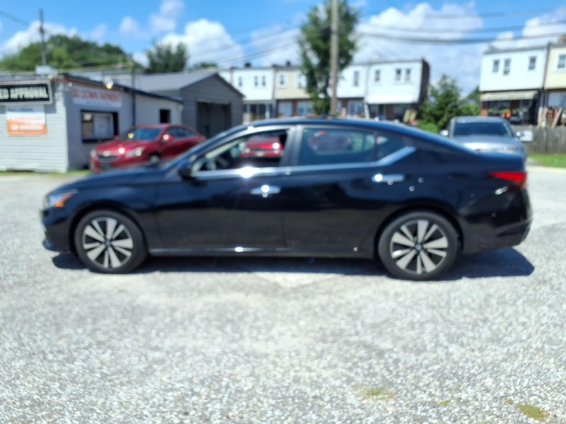 Nissan Altima Vehicle Full-screen Gallery Image 07