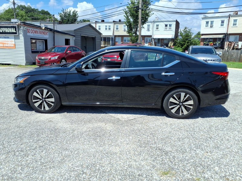 Nissan Altima Vehicle Full-screen Gallery Image 08