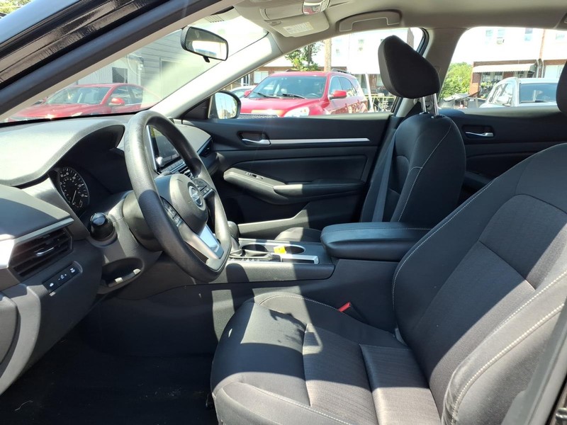 Nissan Altima Vehicle Full-screen Gallery Image 09