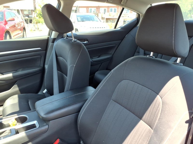 Nissan Altima Vehicle Full-screen Gallery Image 10