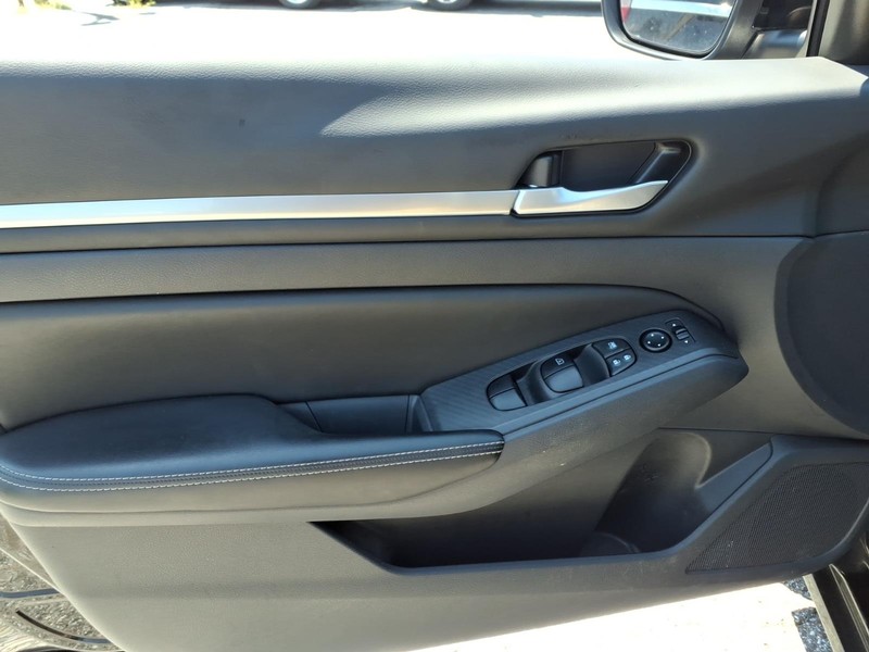 Nissan Altima Vehicle Full-screen Gallery Image 11