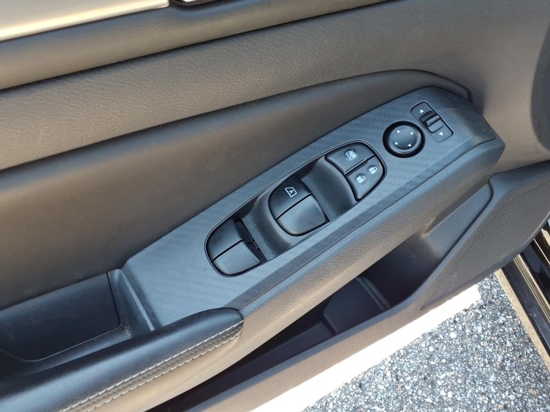 Nissan Altima Vehicle Full-screen Gallery Image 12