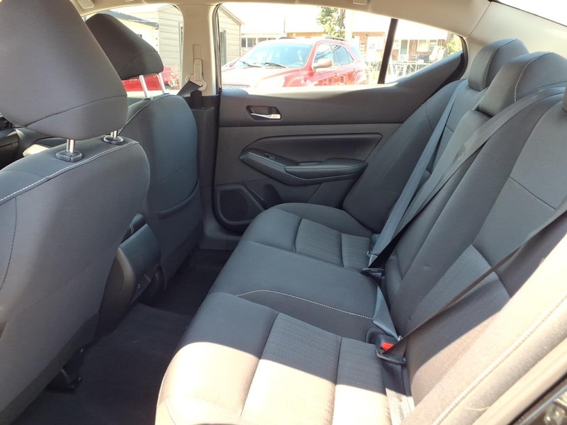 Nissan Altima Vehicle Full-screen Gallery Image 13
