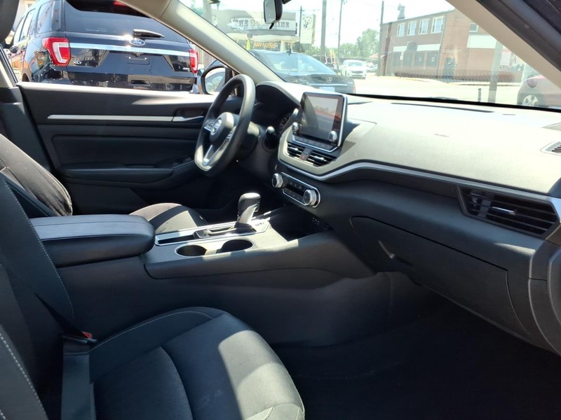 Nissan Altima Vehicle Full-screen Gallery Image 15