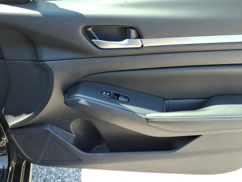 Nissan Altima Vehicle Full-screen Gallery Image 16
