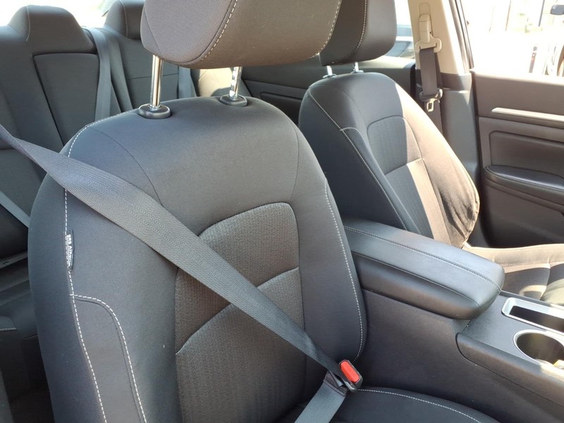 Nissan Altima Vehicle Full-screen Gallery Image 17