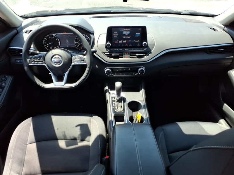 Nissan Altima Vehicle Full-screen Gallery Image 18