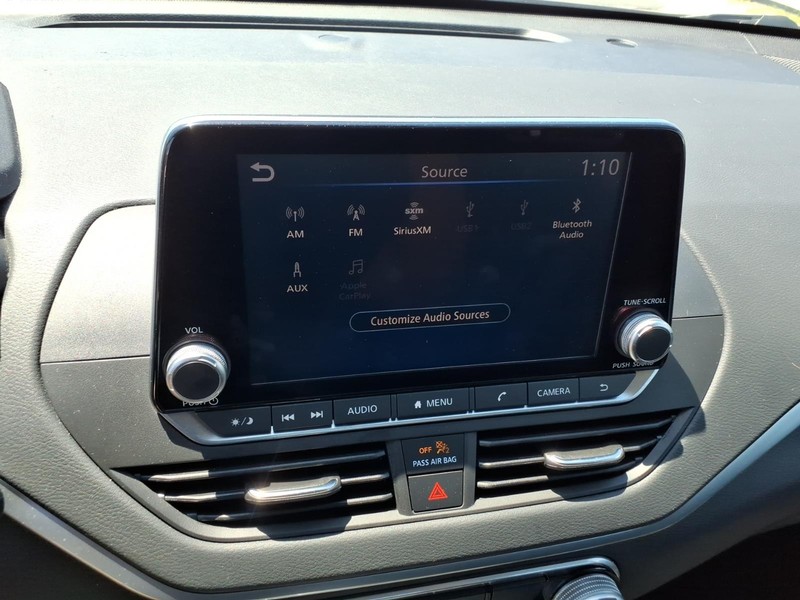 Nissan Altima Vehicle Full-screen Gallery Image 19