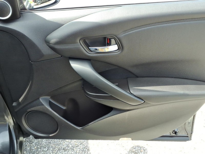 Acura RDX Vehicle Full-screen Gallery Image 14