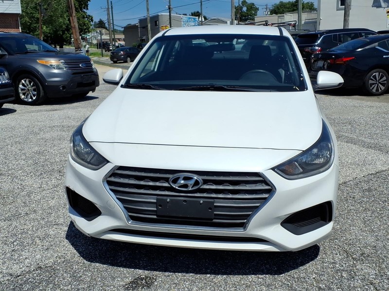 Hyundai Accent 4-Door Vehicle Full-screen Gallery Image 02