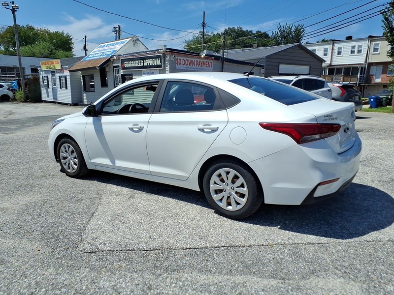 Hyundai Accent 4-Door Vehicle Full-screen Gallery Image 04