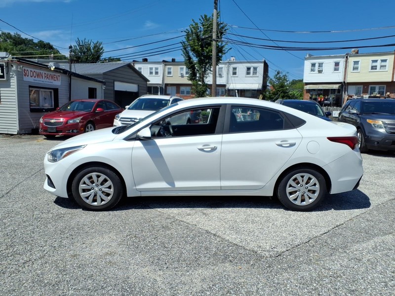 Hyundai Accent 4-Door Vehicle Full-screen Gallery Image 05