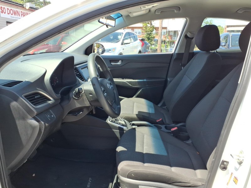 Hyundai Accent 4-Door Vehicle Full-screen Gallery Image 06