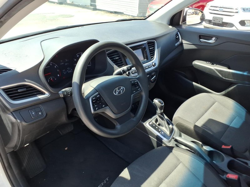 Hyundai Accent 4-Door Vehicle Full-screen Gallery Image 07