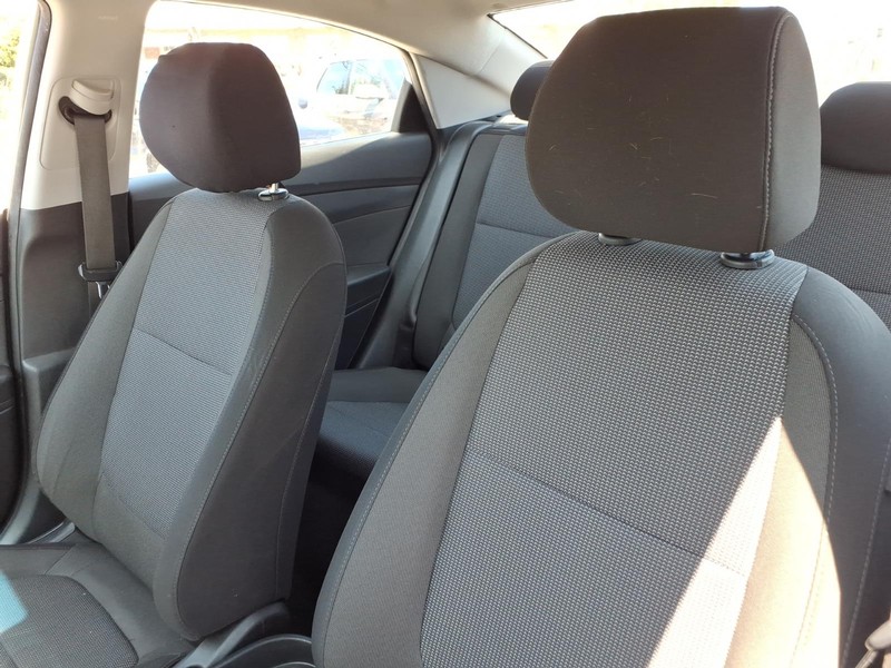 Hyundai Accent 4-Door Vehicle Full-screen Gallery Image 08
