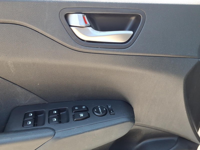 Hyundai Accent 4-Door Vehicle Full-screen Gallery Image 09