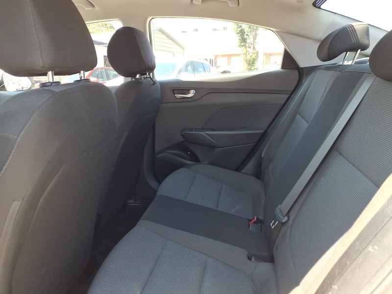 Hyundai Accent 4-Door Vehicle Full-screen Gallery Image 10