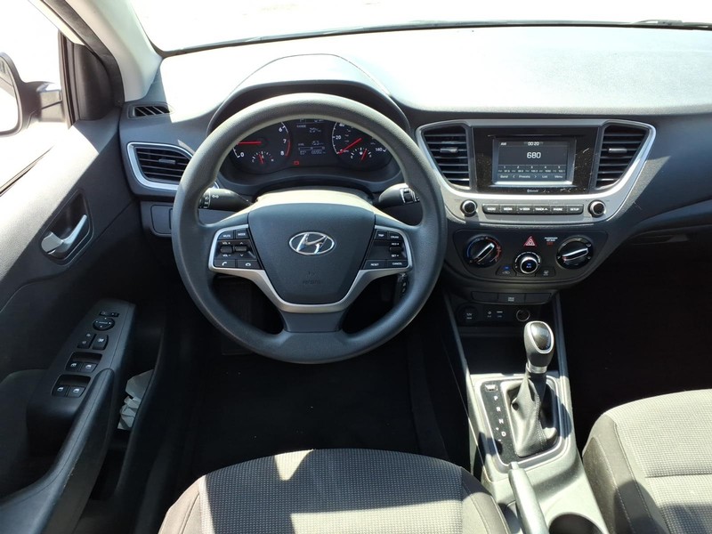 Hyundai Accent 4-Door Vehicle Full-screen Gallery Image 11
