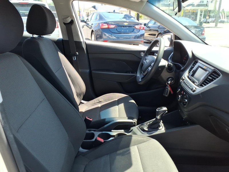Hyundai Accent 4-Door Vehicle Full-screen Gallery Image 13