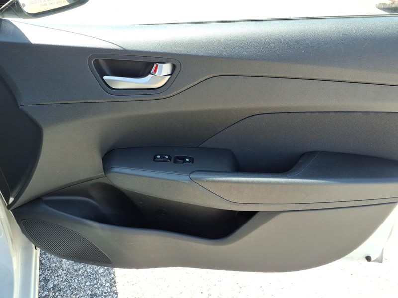 Hyundai Accent 4-Door Vehicle Full-screen Gallery Image 14