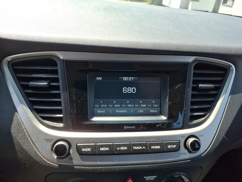 Hyundai Accent 4-Door Vehicle Full-screen Gallery Image 15