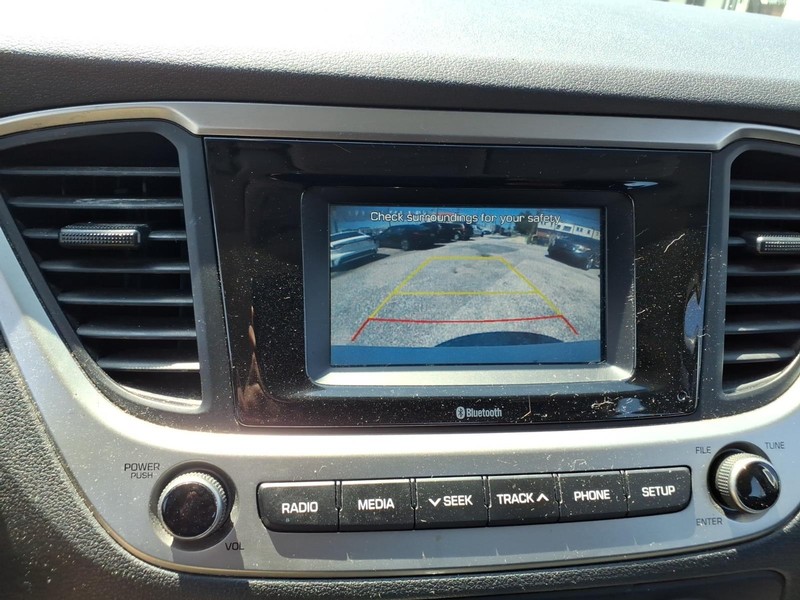 Hyundai Accent 4-Door Vehicle Full-screen Gallery Image 16