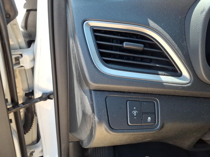 Hyundai Accent 4-Door Vehicle Full-screen Gallery Image 17