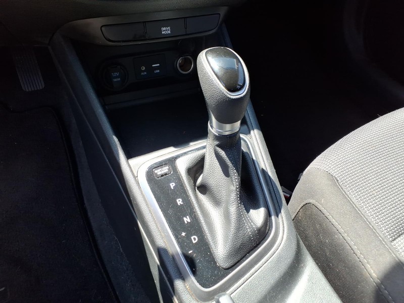 Hyundai Accent 4-Door Vehicle Full-screen Gallery Image 18