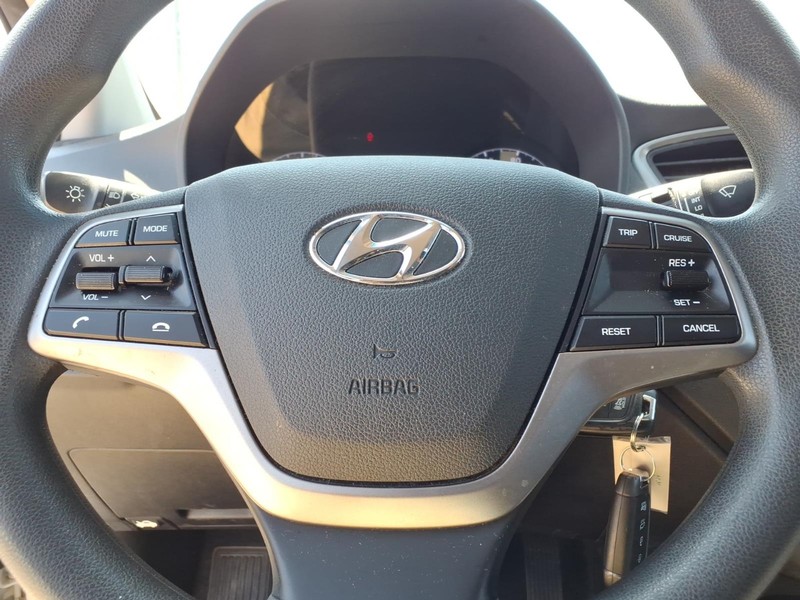 Hyundai Accent 4-Door Vehicle Full-screen Gallery Image 19