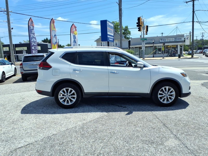 Nissan Rogue Vehicle Full-screen Gallery Image 05