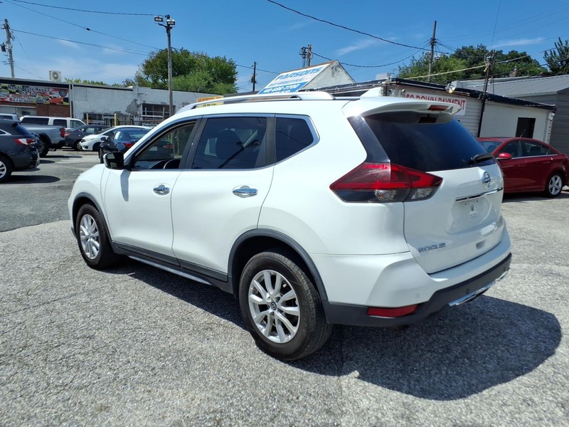 Nissan Rogue Vehicle Full-screen Gallery Image 07