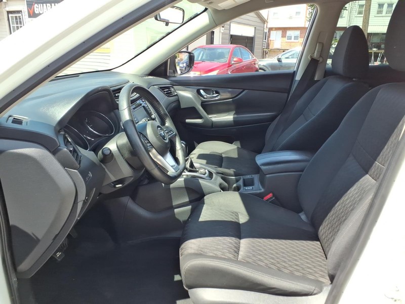 Nissan Rogue Vehicle Full-screen Gallery Image 09