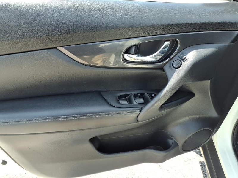 Nissan Rogue Vehicle Full-screen Gallery Image 11
