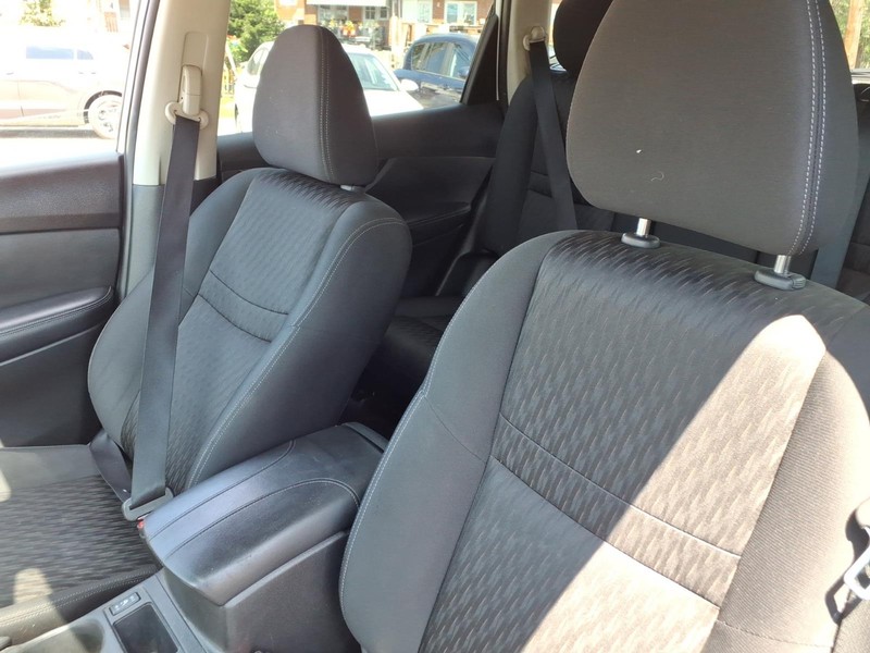 Nissan Rogue Vehicle Full-screen Gallery Image 12