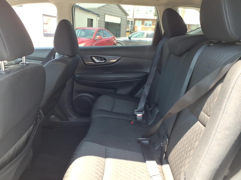 Nissan Rogue Vehicle Full-screen Gallery Image 13
