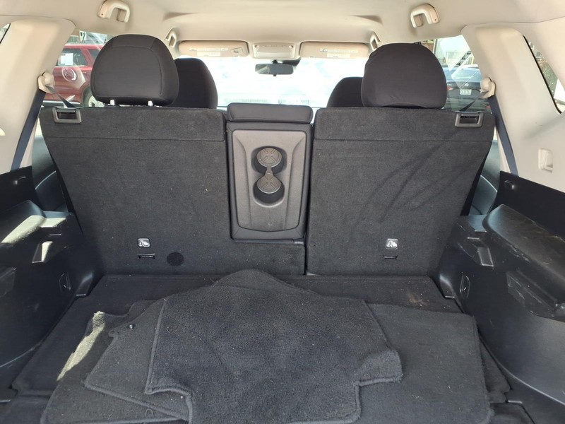 Nissan Rogue Vehicle Full-screen Gallery Image 14