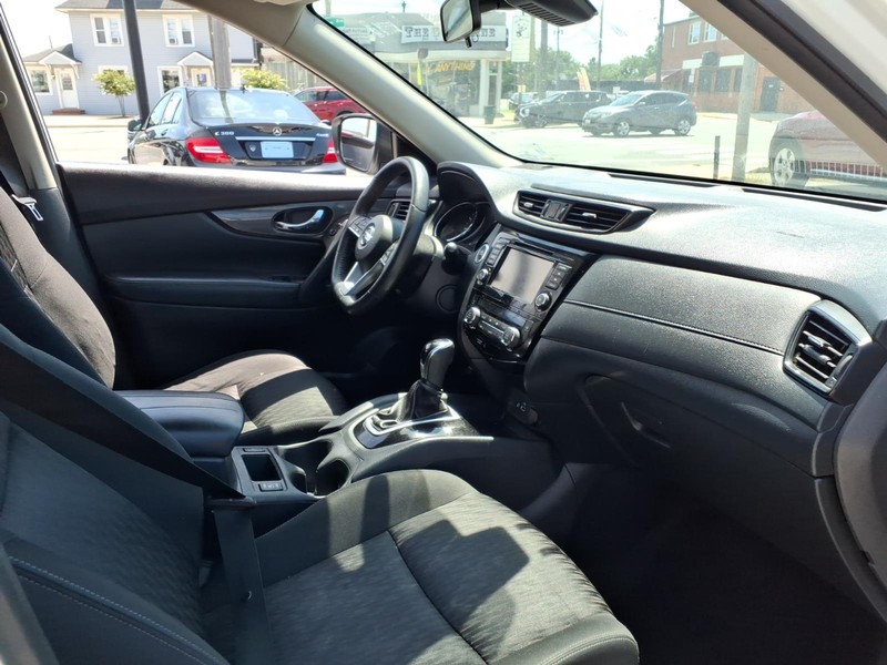 Nissan Rogue Vehicle Full-screen Gallery Image 15