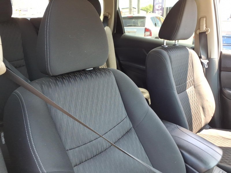 Nissan Rogue Vehicle Full-screen Gallery Image 16